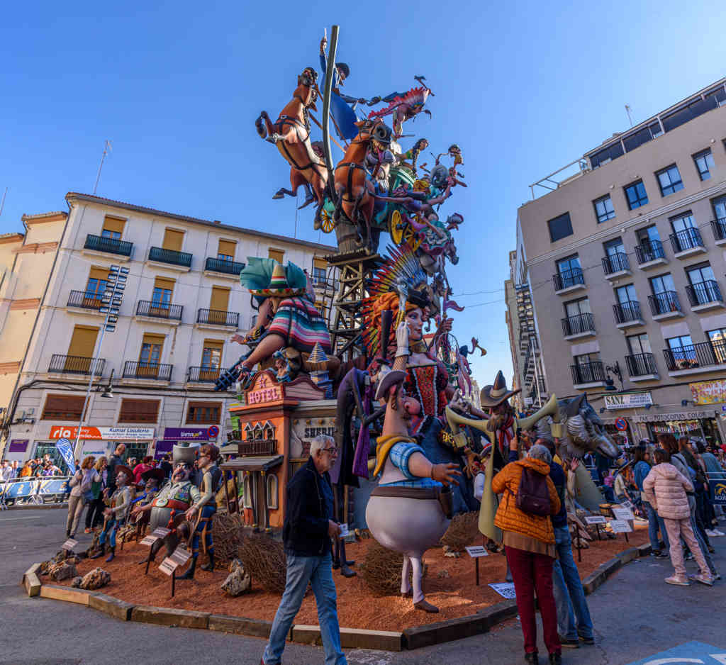 Valencia - fallas 2023 - 3 premio - falla Convento Jerusalén-Matemático Marzal - Por un puñado de euros 03.jpg